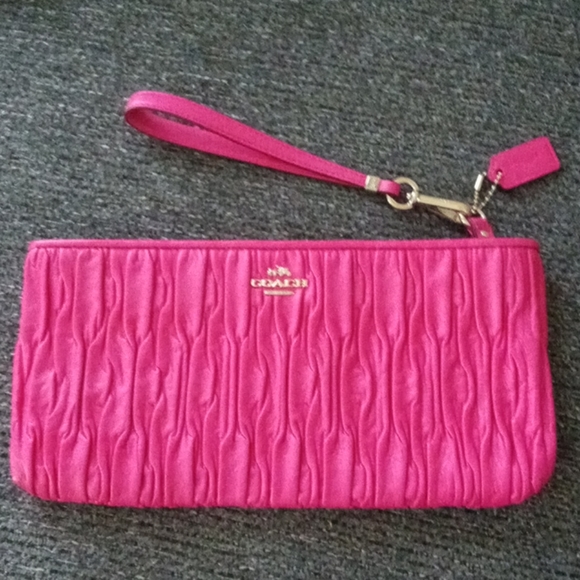 Coach Handbags - 🆕 💕VTG/RARE Coach💕 - Luxe Leather Fuchsia Zip Clutch
